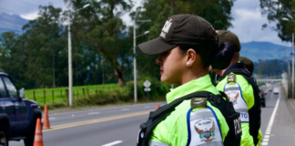 Desde que la Policía Nacional del Ecuador asumió el control operativo de 25 tramos viales considerados estratégicos, hace poco más de un mes, los indicadores de seguridad muestran una mejora sustancial en la protección de ciudadanos y vehículos en las carreteras del país.