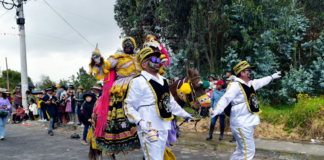 En Las calles de la parroquia Aláquez, ubicada al noreste del cantón Latacunga, se llenaron de música, color y tradición este domingo con la celebración de una de las manifestaciones culturales más emblemáticas de Cotopaxi: la Fiesta de la Mama Negra, organizada en honor a su patrono San Antonio de Padua.
