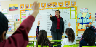 Elegir colegio nuevo parece una tarea simple, pero es una decisión crucial que requiere de una búsqueda y reflexión profundas. Esta elección no solo impacta en el futuro profesional de los hijos, sino también en su desarrollo emocional, social y ético.