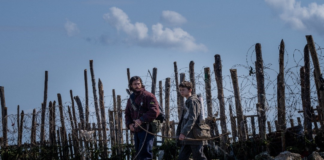 El director ganador del óscar Danny Boyle y el guionista nominado a la Academia Alex Garland vuelven a unir fuerzas para presentar “Exterminio: La Evolución”, la esperada continuación de la icónica saga de terror iniciada con 28 Days Later, estrenada en 2002. La película llegó a las salas ecuatorianas este jueves 19 de junio, prometiendo una experiencia cinematográfica visceral, emocional y profundamente humana.