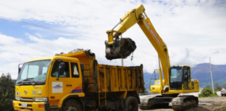 En el sector Siglán de la comunidad Guaslán, se ejecutan importantes labores de mantenimiento en el Sistema de Riego ChamboÔÇôGuanoÔÇôLos Chingazos, una infraestructura clave para el desarrollo agrícola de la zona central andina del país.