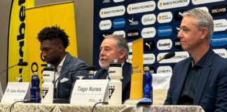 IsaacÔÇ»├ülvarez, presidente albo, presentó al brasileño TiagoÔÇ»Nunes como nuevo director técnico, este 12 de junio. “La hinchada espera un equipo protagonista”, advirtió el directivo; “vengo a dejar huella”, replicó el entrenador de 45ÔÇ»años, consciente de que su contrato no se firmó para sostener lo hecho, sino para elevar el listón de un bicampeón, que sueña con el primer tricampeonato de su historia.