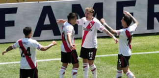 El estreno “millonario” en el Mundial de Clubes 2025 dejó tres puntos y tres cabezazos, pero también un juego errático, la preocupación por la lesión de Sebastián Driussi y un notorio disgusto de MarceloÔÇ»Gallardo con la sede y el césped del LumenÔÇ»Field.