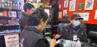Un operativo realizado este 20 de junio en la ciudad de Riobamba, reveló serias irregularidades sanitarias en establecimientos comerciales que operan en horario vespertino. El despliegue fue encabezado por un equipo técnico especializado que inspeccionó cinco locales: una comercializadora, un centro de tatuajes y perforaciones, dos restaurantes y una panadería.