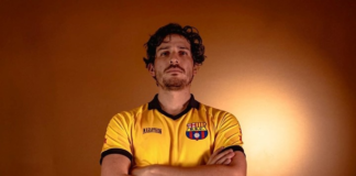 En el marco de los 100 años de historia de Barcelona Sporting Club, el ídolo del Astillero continúa desplegando una agenda conmemorativa que apunta al corazón de sus hinchas. El club guayaquileño presentó oficialmente una nueva camiseta con diseño retro, inspirada en uno de los uniformes más recordados por la afición: el modelo de 1992.