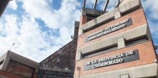 El Prefecto de Chimborazo Hermel Tayupanda está a la espera del fallo del Tribunal Contencioso Electoral (TCE), que podría decidir su continuidad al mando de la Prefectura. Al mismo tiempo, la institución enfrenta una creciente incertidumbre por presuntas desvinculaciones de altos funcionarios, aún sin confirmación oficial, que elevan la tensión política y administrativa.