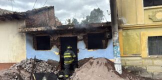 En horas de la mañana de este domingo, se registró un incendio estructural en el sector San Luis de Riobamba, específicamente en la intersección de las calles Independencia y 24 de Mayo. La emergencia fue reportada oportunamente a través de la Línea ├Ünica 9-1-1, lo que permitió activar de forma inmediata el protocolo de respuesta interinstitucional.