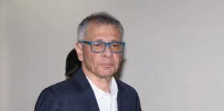 En medio de estrictas medidas de seguridad, el exvicepresidente de la República, Jorge Glas, fue trasladado este jueves desde el centro penitenciario de máxima seguridad La Roca, en Guayaquil, hacia la Cárcel 4 en Quito. El movimiento responde a una convocatoria emitida por la Corte Nacional de Justicia, que requiere su presencia en la audiencia de juzgamiento por el caso "Reconstrucción de Manabí", prevista para el viernes 6 de junio.