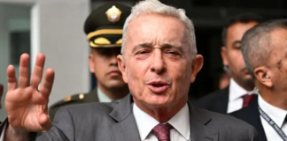 En un fallo sin precedentes en la historia de Colombia, el expresidente ├ülvaro Uribe Vélez fue declarado culpable este lunes por los delitos de soborno en actuación penal y fraude procesal. La decisión fue emitida por la jueza Sandra Heredia, quien lideró una extensa audiencia judicial en Bogotá.