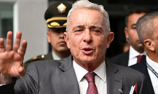 En un fallo sin precedentes en la historia de Colombia, el expresidente ├ülvaro Uribe Vélez fue declarado culpable este lunes por los delitos de soborno en actuación penal y fraude procesal. La decisión fue emitida por la jueza Sandra Heredia, quien lideró una extensa audiencia judicial en Bogotá.