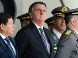 La Fiscalía General de Brasil, liderada por el fiscal Paulo Gonet, ha presentado ante la Corte Suprema su petición de condena contra el expresidente Jair Bolsonaro y siete altos cargos de su Gobierno. Se les imputan cinco delitos graves, entre ellos intento de golpe de Estado, organización criminal armada y tentativa de abolición violenta del estado democrático de derecho.