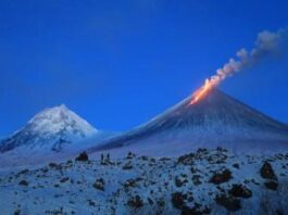 Ha iniciado una erupción horas después de un sismo de magnitud 8,8 ocurrido frente a la costa de la península de Kamchatka. El Servicio Geofísico de la Academia de Ciencias de Rusia confirmó la erupción en su canal de Telegram, reportando flujos de lava ardiente por la ladera occidental del volcán, explosiones y un resplandor intenso desde el cráter principal.