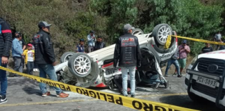 Durante la etapa ambateña de la Vuelta a la República ÔÇô Rally Ecuador, un vehículo de competición perdió el control en el ingreso al sector de Aguaján y se estrelló contra una estructura cercana, donde un grupo de aficionados seguía la carrera.