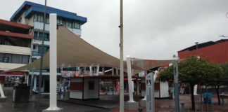 La reciente remodelación de la Plaza ├ülvaro Valladares, conocida popularmente como la Plaza Roja, ha generado una ola de críticas entre la ciudadanía, que ha expresado su inconformidad a través de redes sociales y medios locales. El principal reclamo apunta a que la obra ha alterado radicalmente el carácter histórico y cultural de este espacio público, dándole un enfoque predominantemente comercial.