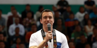 El Gobierno de Daniel Noboa inició esta semana un proceso de recorte estructural del aparato estatal. El 24 de julio de 2025, la vocera presidencial, Carolina Jaramillo, anunció que el número de ministerios se reducirá de 20 a 14 y que las secretarías pasarán de 9 a 3. A esto se suma la desvinculación inmediata de 5.000 funcionarios públicos, bajo el argumento de eliminar obstáculos burocráticos.