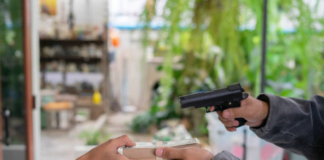 La vida de una familia riobambeña cambió cuando su participación en actividades políticas locales los convirtió en blanco de un grupo delictivo armado. Desde 2021, han enfrentado una cadena de amenazas, agresiones, extorsiones e incluso un intento de secuestro, que finalmente los obligó a abandonar su hogar y buscar refugio en otra provincia del país.