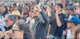 En rechazo a las recientes medidas anunciadas por el Gobierno Nacional, decenas de artistas, gestores y trabajadores del ámbito cultural se concentraron la tarde del viernes frente a la sede del Ministerio de Cultura y Patrimonio, en el norte de Quito, para manifestar su desacuerdo con la fusión de ministerios y el despido de miles de servidores públicos.