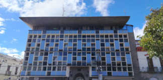 La Empresa Eléctrica de Riobamba S.A. (EERSA) emitió un comunicado oficial dirigido a la ciudadanía, en el que explica los motivos detrás del proceso de desvinculación de personal ejecutado en los últimos días. La institución aseguró que dichas acciones responden exclusivamente a disposiciones del Gobierno Central y no a decisiones autónomas de la gerencia.