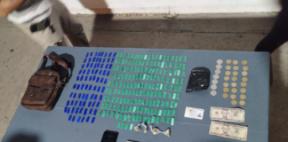 La Policía Nacional desmanteló una red de distribución de drogas el 23 de julio, en tres provincias, con operativos simultáneos en San Luis (Riobamba), La Libertad (Quito) y Rocafuerte (Machala). Cuatro personas, incluido un menor de edad, fueron detenidas.