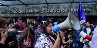 En una respuesta rápida y contundente, más de 500 colectivos feministas en Ecuador se han declarado en “resistencia” y han iniciado una serie de marchas y manifestaciones a nivel nacional. El motivo, la reciente decisión del Gobierno de fusionar el Ministerio de la Mujer y Derechos Humanos con el Ministerio de Gobierno, una medida que las organizaciones consideran un paso atrás en la defensa de los derechos de las mujeres.