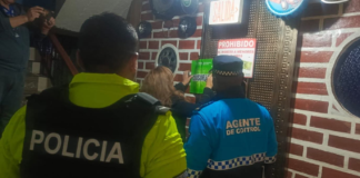 Una serie de operativos ejecutados por la Policía Nacional y la Comisaría Municipal dejó como resultado la clausura de cuatro establecimientos comerciales en los alrededores de la Universidad Nacional de Chimborazo (UNACH) y la aprehensión de un ciudadano por tenencia de droga en el Terminal Terrestre de Riobamba.