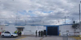 Los cuatro sospechosos del intento de asesinato de los hermanos Salcedo, ocurrido el 24 de junio de 2025, han sido trasladados a la prisión de máxima seguridad La Roca en Guayaquil. Este cambio, que responde a la gravedad del ataque dentro del Centro de Rehabilitación Social de Riobamba, ha desatado nuevas interrogantes sobre la seguridad en las cárceles del país.┬á