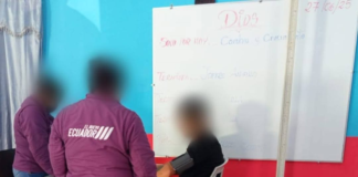 Un portón cerrado a cal y canto, escondía una verdad inquietante: al interior de una vivienda común en Pallatanga, siete hombres convivían en condiciones de hacinamiento, rodeados de insalubridad, sin acceso a atención médica ni a un proceso de rehabilitación digno.