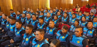 En una ceremonia solemne desarrollada en el Salón Pedro Vicente Maldonado, el alcalde de Riobamba, John Vinueza Salinas, oficializó la entrega de nombramientos permanentes a más de 60 Agentes de Control Municipal, consolidando así un paso significativo hacia el fortalecimiento institucional y la estabilidad laboral en el ámbito de la seguridad ciudadana.