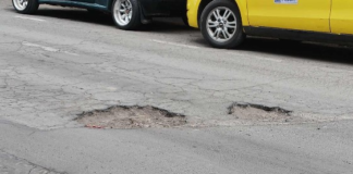En Riobamba, transitar en vehículo se ha convertido en una prueba de resistencia, tanto para conductores, sino para el propio automotor. ┬áLa ciudad atraviesa una de sus peores crisis viales en años, con calles de baches, grietas, desniveles y parches improvisados que agravan el deterioro.