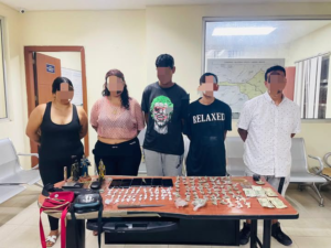 Un operativo exitoso contra el microtráfico permitió la aprehensión de cinco personas, incluido un menor de edad, en las orillas del río Chimbo, en el distrito Pallatanga ÔÇô Cumandá, por presunta tenencia de sustancias sujetas a fiscalización, en un procedimiento realizado la noche del 30 de julio.