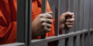 Lo que empezó como una noche de tragos entre conocidos, terminó con una apuñalada en el pecho, una víctima al borde de la muerte y un agresor tras las rejas. En Riobamba, el caso de óscar Paúl P. E. ha llegado a su desenlace judicial: tres años y cuatro meses de prisión por intento de homicidio.