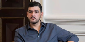 El juez de la causa en el denominado Caso Triple A resolvió este 19 de julio de 2025 llamar a juicio a 16 personas naturales y 6 jurídicas por su presunta participación en una red de comercialización ilegal de derivados de petróleo subsidiados en Ecuador, como gasolina y diésel. Entre los procesados figuran el alcalde de Guayaquil, Aquiles ├ülvarez, que deberá usar grillete electrónico.┬á