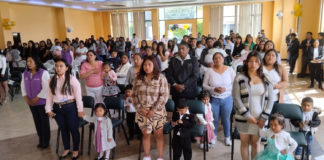El miércoles 30 de julio, el auditorio municipal María Inmaculada fue el escenario de una emotiva ceremonia en la que 43 niños y niñas del cantón Guano celebraron su graduación del programa “Creciendo con Nuestros Hijos” (CNH), que forma parte de los Centros de Desarrollo Infantil del Ministerio de Inclusión Económica y Social (MIES), correspondiente al año lectivo 2024-2025.