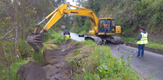 Autoridades locales informaron que han comenzado los trabajos de rehabilitación en el tramo afectado de la vía MatusÔÇôCalshi, en el cantón Penipe, provincia de Chimborazo. La intervención busca recuperar la conectividad y garantizar la seguridad de los usuarios tras los daños sufridos en este importante eje vial.