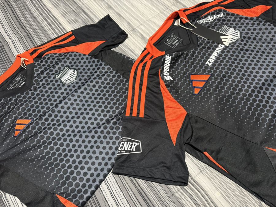 A la espera de resolver su futuro en el banquillo, el club eléctrico presentó oficialmente su tercera camiseta para la temporada 2025. La indumentaria destaca por su diseño y su precio, que la posiciona una vez más como la más cara del fútbol ecuatoriano.