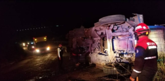 La noche del 27 de julio, a las 22H30, en el sector El Guapo, en Pallatanga, un vehículo tipo mixer se volcó en plena vía, derramando una considerable cantidad de combustible sobre la carretera. Este incidente generó un riesgo significativo para la circulación vehicular y la seguridad de los conductores en la zona.