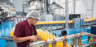 En Ecuador, el costo real de contratar legalmente a un trabajador puede ser entre un 40ÔÇ»% y un 45ÔÇ»% superior al salario que se le abona directamente. Este cálculo se basa en el salario básico unificado de $470ÔÇ»mensuales, vigente desde el 1 de enero de 2025.