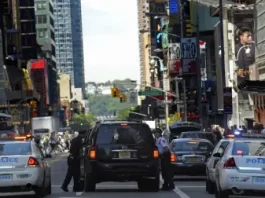 En la madrugada del sábado 9 de agosto de 2025, alrededor de la 1:20 a. m., un altercado verbal en una de las zonas más transitadas de Nueva York derivó en un tiroteo en la intersección de la calle 44 y la Séptima Avenida, en Times Square. Un adolescente de 17 años fue detenido en el lugar tras los hechos.