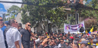 El presidente Daniel Noboa lideró este martes una marcha hacia la Corte Constitucional en rechazo a la suspensión temporal de 17 artículos de tres leyes clave: Inteligencia, Integridad Pública y Solidaridad Nacional.