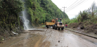 La circulación vehicular en la carretera PuyoÔÇôBaños quedó restablecida luego de que maquinaria y personal técnico culminaran las labores de limpieza y retiro de material provocado por varios deslaves registrados a lo largo de la jornada del viernes 15 de agosto.