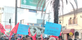 El 7 de agosto, Riobamba se convirtió en el escenario de una movilización que reflejó el malestar de diversos sectores de la sociedad ante las decisiones del gobierno de Daniel Noboa. Organizaciones sociales, sindicales y estudiantiles se dieron cita en el Centro Agrícola de Riobamba, conocido como La Giralda Plaza, para participar en una marcha que exigió mejoras en áreas esenciales como salud, educación, seguridad y derechos laborales.