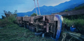 La madrugada del 9 de agosto de 2025, un trágico accidente sacudió la parroquia Balsapamba. En el sector de Alungoto, un bus interprovincial de la cooperativa San Juan, que cubría la ruta San Miguel ÔÇô Montalvo, perdió el control tras colisionar con un automóvil liviano, cayendo a un abismo de más de 20 metros de profundidad.