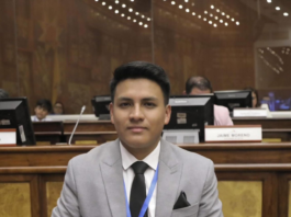 Un fraude con gafas inteligentes durante el examen de residencias médicas en Argentina, donde estarían implicados 27 postulantes ecuatorianos, ha desatado un escándalo que pone bajo la lupa a toda la comunidad médica del Ecuador en ese país. Jean Fiallos Barreno, exasambleísta en Argentina y representante de estudiantes de medicina en Buenos Aires, habló sobre el hecho.