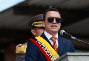 El presidente Daniel Noboa remitió a la Corte Constitucional (CC) cuatro preguntas de la Consulta Popular, en las que se plantea enmiendas a la Constitución del Ecuador en temas relacionados a relacionadas al trabajo por horas en el sector turístico, la eliminación del Consejo de Participación Ciudadana y Control Social (CPCCS), la reducción del número de asambleístas y el control a los jueces constitucionales.