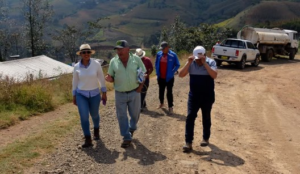 Con el objetivo de garantizar el mejoramiento de la conectividad en las comunidades rurales, la Prefectura de Bolívar, a través de la Coordinadora General del GADPB, Vanessa Espinoza, realizó un recorrido de supervisión por distintos sectores de la provincia, siguiendo la disposición del prefecto Aníbal Coronel Monar.
