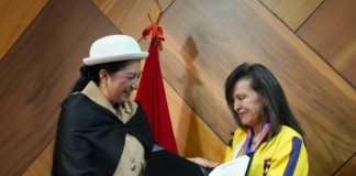 En sesión de concejo, la Municipalidad de Ambato entregó reconocimientos al mérito deportivo a dos mujeres que han dejado huella en el deporte local e internacional: la doctora Lupe Susana Altamirano Córdoba, conocida como ÔÇÿla zurda de oroÔÇÖ, y la ingeniera Paola Monserrath Ramos, destacada tenista ambateña.