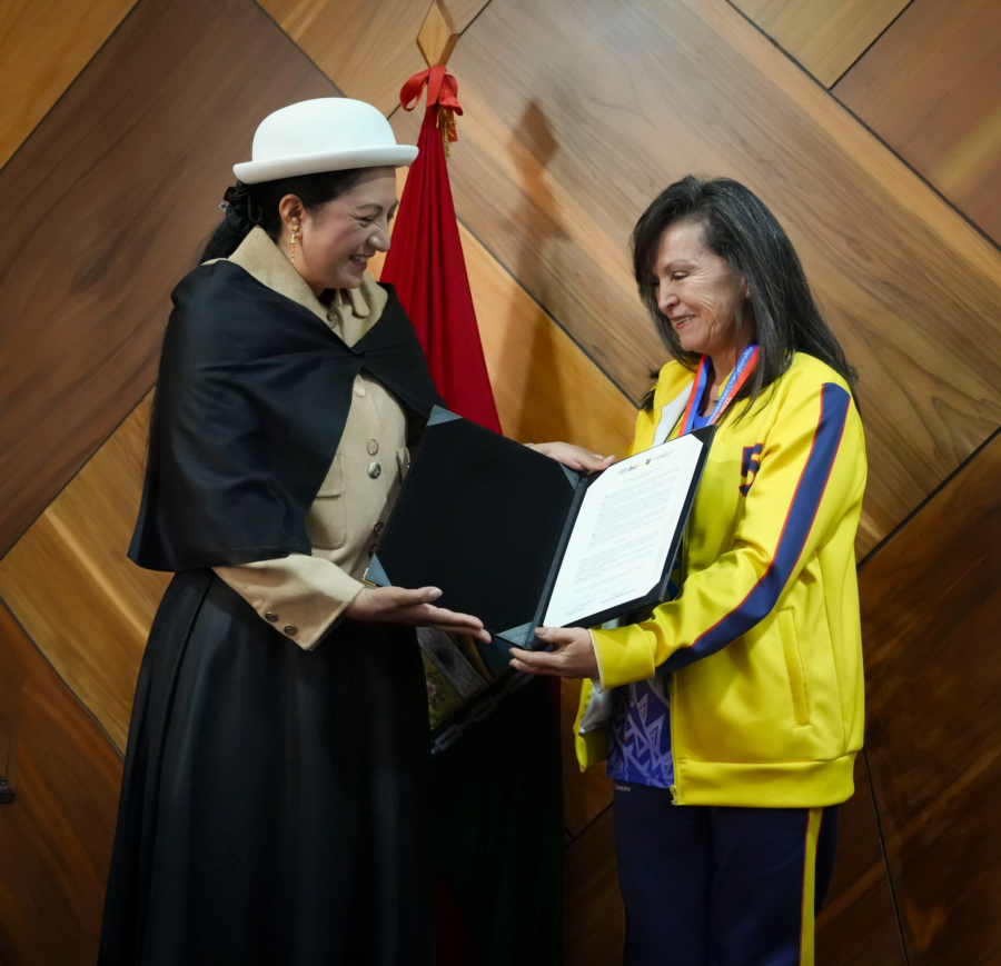 En sesión de concejo, la Municipalidad de Ambato entregó reconocimientos al mérito deportivo a dos mujeres que han dejado huella en el deporte local e internacional: la doctora Lupe Susana Altamirano Córdoba, conocida como ÔÇÿla zurda de oroÔÇÖ, y la ingeniera Paola Monserrath Ramos, destacada tenista ambateña.