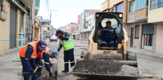 Después de más de dos meses de inactividad por la falta de asfalto a nivel nacional, en Riobamba se ha retomado los trabajos de mantenimiento vial. ┬áEl desabastecimiento del material, afectó a otros cantones del país y de manera preocupante retrasó los trabajos viales en Riobamba, suspendiendo las labores mientras el deterioro de las calles se agravaba y la molestia ciudadana crecía.