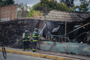 El 29 de agosto, la rutina en Riobamba se vio interrumpida por una emergencia que puso en alerta a las autoridades. Desde la intersección de las calles Saint Amand Montrond y avenida Pedro Vicente Maldonado, una llamada a la Línea ├Ünica para Emergencias 9-1-1 reportó un incendio estructural que rápidamente activó la respuesta de los organismos de socorro.