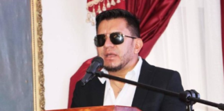 Cuando al alcalde de Pujilí, José Arroyo Cabrera, la Policía Nacional le leyó sus derechos, en medio de un allanamiento, el 7 de agosto de 2025, el agente preguntó al Alcalde ┬┐cómo quería ser tratado?, ya que en su cédula de ciudadanía, su sexo consta como femenino.